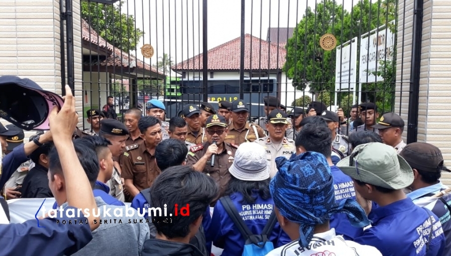 Himasi Demo Kejari Terkait Kelanjutan Kasus BPNT, Dugaan Korupsi Dinas Pariwisata dan Dugaan Honorer Fiktif Sekwan DPRD Kabupaten Sukabumi