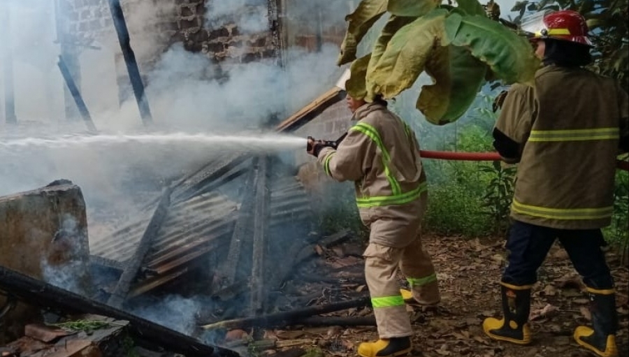 2 Rumah Di Sagaranten Sukabumi Terbakar