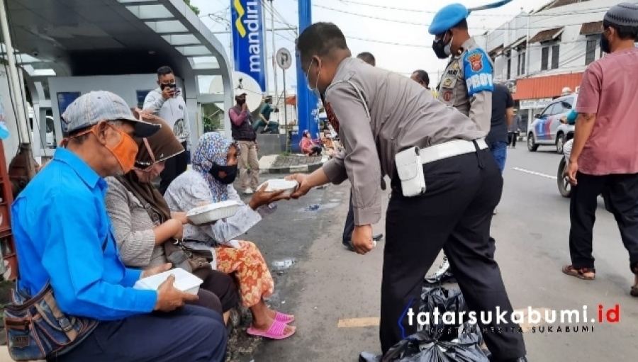 Satlantas Polres Sukabumi Kota Bagi-bagi Nasi Kotak
