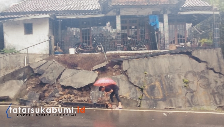 Tebing Ambruk Ancam Rumah Warga di Simpenan Sukabumi