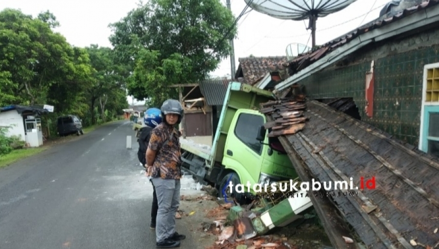 Truk Tabrak Rumah dan Mobil yang Terparkir di Garasi di Cibadak Sukabumi