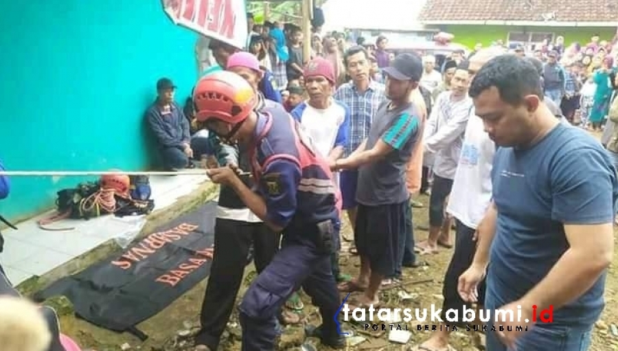 Tim Rescue Damkar Evakuasi Jenazah Dalam Sumur di Cidahu Sukabumi