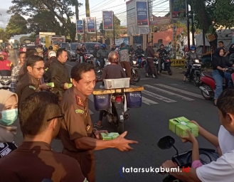 Kejari Kabupaten Sukabumi Bagi Takjil Pengguna Jalan Sukabumi Bogor