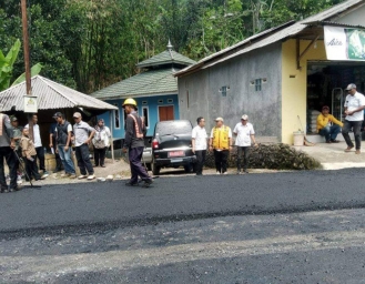 Dinas PU Lakukan Perbaikan Ruas Jalan Pakuwon - Cipeuteuy Kabandungan