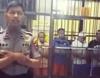 Viral! Polisi Jadi Imam Shalat, Makmum Tahanan Dibalik Jeruji