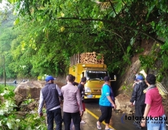 Batuan Longsor Tutup Akses Jalan Cibitung Tegalbulued