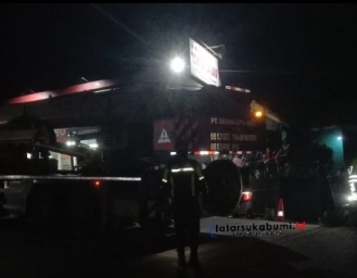2 Unit Crane Diturunkan Evakuasi Truk Terbalik di Pamuruyan Cibadak