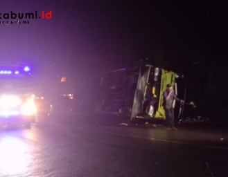 Hari ke-3 Evakuasi Truk Terbalik di Sukabumi Petugas Turunkan 2 Crane dan Derek Berkekuatan 25 Ton