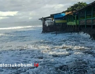Gelombang Tinggi Laut Terjang Pantai Citepus hingga Karanghawu, Wisatawan Hati-hati