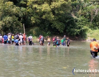 Evakuasi Jenazah Mengambang di Sungai Cibuni