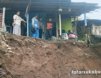 Longsor Ancam Rumah Warga Nagrak Sukabumi