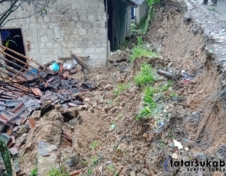 Akses Jalan Desa di Bantargadung Terputus Material Longsor Rusak Rumah 2 Korban Luka-luka