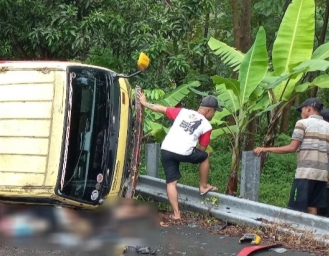 Insiden Maut Truk Pengangkut Kayu dari Banten Terbalik di Jalur Palabuhanratu - Cikidang