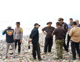 Hanya 1 Hari Pasca Dibersihkan Tumpukan Sampah Kembali Terjadi  di Pantai Cibutun Sangrawayang 