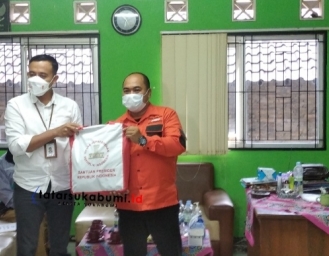 1500 Paket Sembako dan Bantuan Alat Pertanian Dari Istana Kepresidenan Untuk Warga Kebonpedes Sukabumi