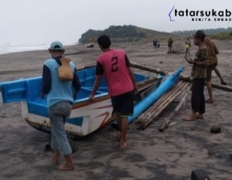 Perahu Nelayan Ujunggenteng Porak poranda Diterjang Gelombang Perairan Cianjur Dua Awak Kapal Hilang