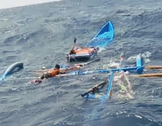 Perahu Nelayan Ujunggenteng Porak Poranda Diterjang Gelombang Tinggi Laut Cianjur