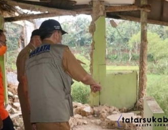 Tinjau Bencana Longsor Parakansalak, Sekda Kabupaten Sukabumi : Bangunan Rumah Tidak Memungkinkan Dihuni Kembali