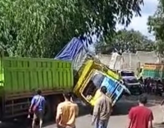 Truk Bermuatan Kardus Terbalik di Ruas Jalan Sukabumi - Bogor