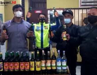 Polisi Razia Penjual Miras Berkedok Warung Jamu di Sukabumi