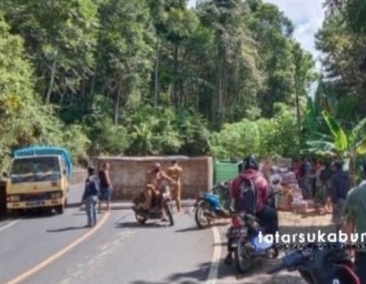 Gegara Pecah Ban Truk Terbalik di Ruas Jalan Surade Kiaradua