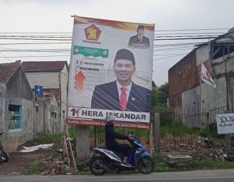 Ketegasan Satpol PP Bersihkan Poster Pemilu Jelang Penetapan DCT Oleh KPU