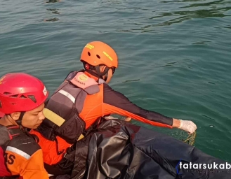 Tim SAR Evakuasi Jenazah Santri Bahar Bin Smith Korban Tenggelam di Laut Palabuhanratu 