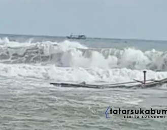 Evakuasi Perahu Nelayan Ujunggenteng yang Karam Diterjang Ombak