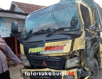 Kecelakaan Beruntun 2 Truk Berakhir Seruduk Rumah Warga di Sukabumi