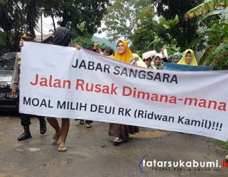 Jalan Rusak! Emak-emak Tagih Janji Wakil Gubernur Jabar dan Tak Pilih Ridwan Kamil