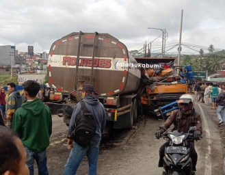 Adu Banteng di Ruas Jalan Sukabumi Bogor Sopir Truk Terjepit