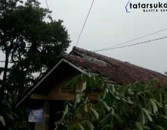 90 Rumah Rusak Diterjang Puting Beliung 4 Tertimpa Pohon Tumbang di Nagrak Sukabumi