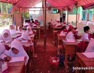 Mengerikan Ruang Kelas Tak Layak Huni Pelajar di Sukabumi Belajar di Tenda Darurat