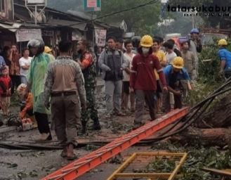 Pohon dan Tiang Listrik Tumbang Timpa 4 Rumah dan Warung di Bojonggenteng Sukabumi