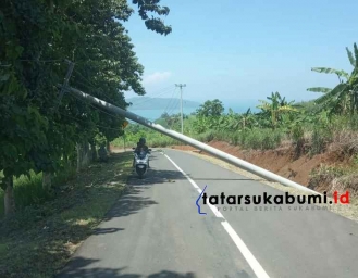 Tiang Listrik Roboh Tutup Akses Jalan Geopark Ciletuh Sukabumi 