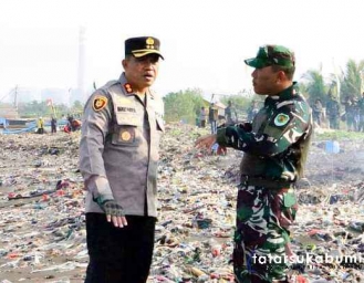 1300 Personil Bersihkan Tumpukan Sampah di Pantai Cibutun Sukabumi 