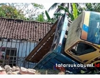 Truk Amblas Seruduk Rumah Warga Sukabumi