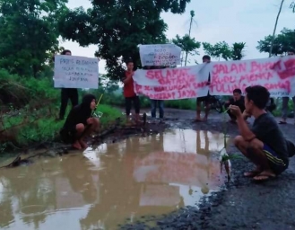 Aksi Protes! Warga Lakukan Aksi Memancing di Jalan Desa Langkapjaya yang Telah Belasan Tahun Rusak