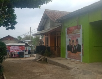 Petugas Tertibkan Sejumlah APK yang Masih Terpasang di Simpenan Sukabumi 