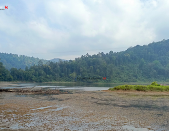 Foto : Obyek Wisata Danau Situ Gunung Kadudampit Sukabumi Surut, Hanya Setinggi Lutut Anak-Anak