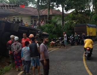 Truk Pengangkut Es Asal Lampung Tabrak Kios di Sukabumi
