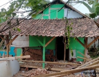 Bencana Pergerakan Tanah di Curugkembar Sukabumi 12 Bangunan Rusak