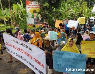 Aksi Emak-emak di Sukabumi Protes Jalan Rusak, Bina Marga Jabar Angkat Suara