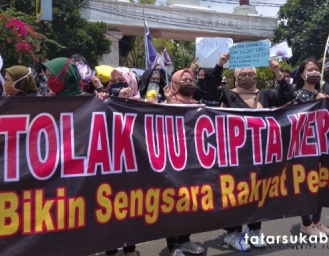Demo Gabungan Buruh Tolak Omnibuslaw di Gedung Pendopo Sukabumi